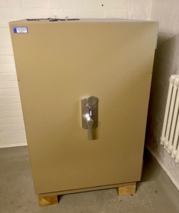 Tresorentsorgung Hamburg – Datentresor im Kellerraum Datentresor im Kellerraum vor der fachgerechten Tresorentsorgung in Hamburg