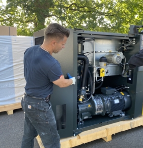 Schwerer Kompressor wird verladen Spezialtransport Hamburg Kasper-Spezialtransporte