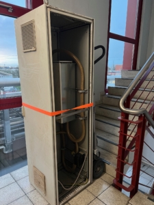 Transport von Schaltschränken in Hamburg mit Treppensteiger – Kasper Spezialtransporte