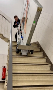 Treppenraupe oder klassischer Treppensteiger – wo liegt der Unterschied?Je nach Transportgut und baulichen Gegebenheiten setzen wir unterschiedliche Systeme ein.