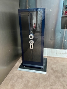 Tresortransporte Hamburg – 320 kg Tresor in Shiny-Blue mit Carbontür beim Transport